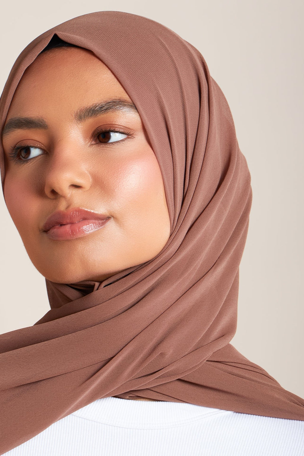حجاب من الكريب بلون البيوتر
