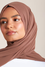 حجاب من الكريب بلون البيوتر