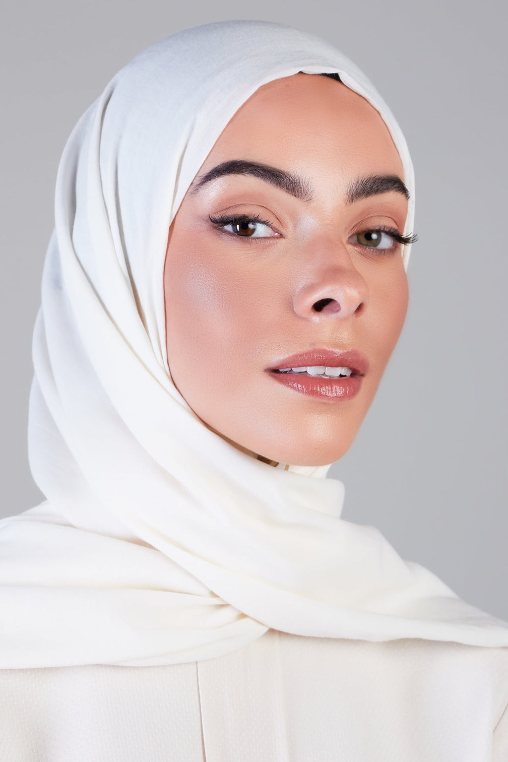 حجاب قطني عضوي أبيض كريمي
