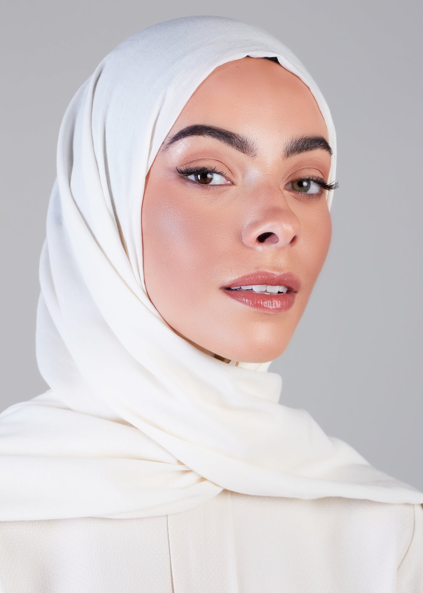 حجاب قطني عضوي أبيض كريمي
