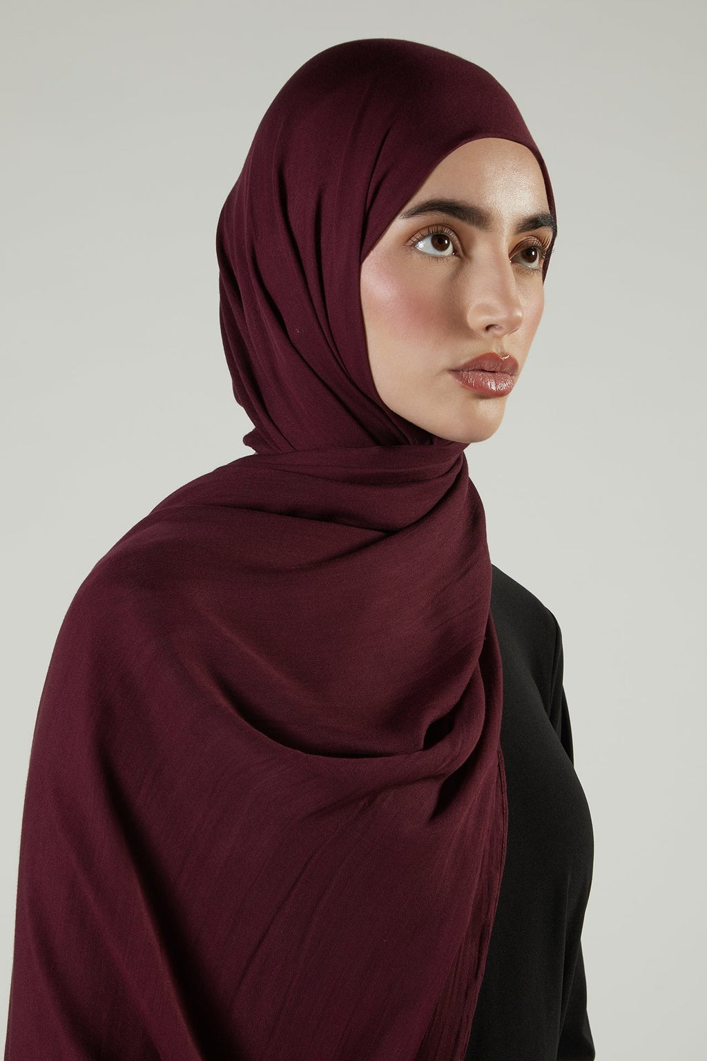 حجاب مودال فاخر بلون بورغندي