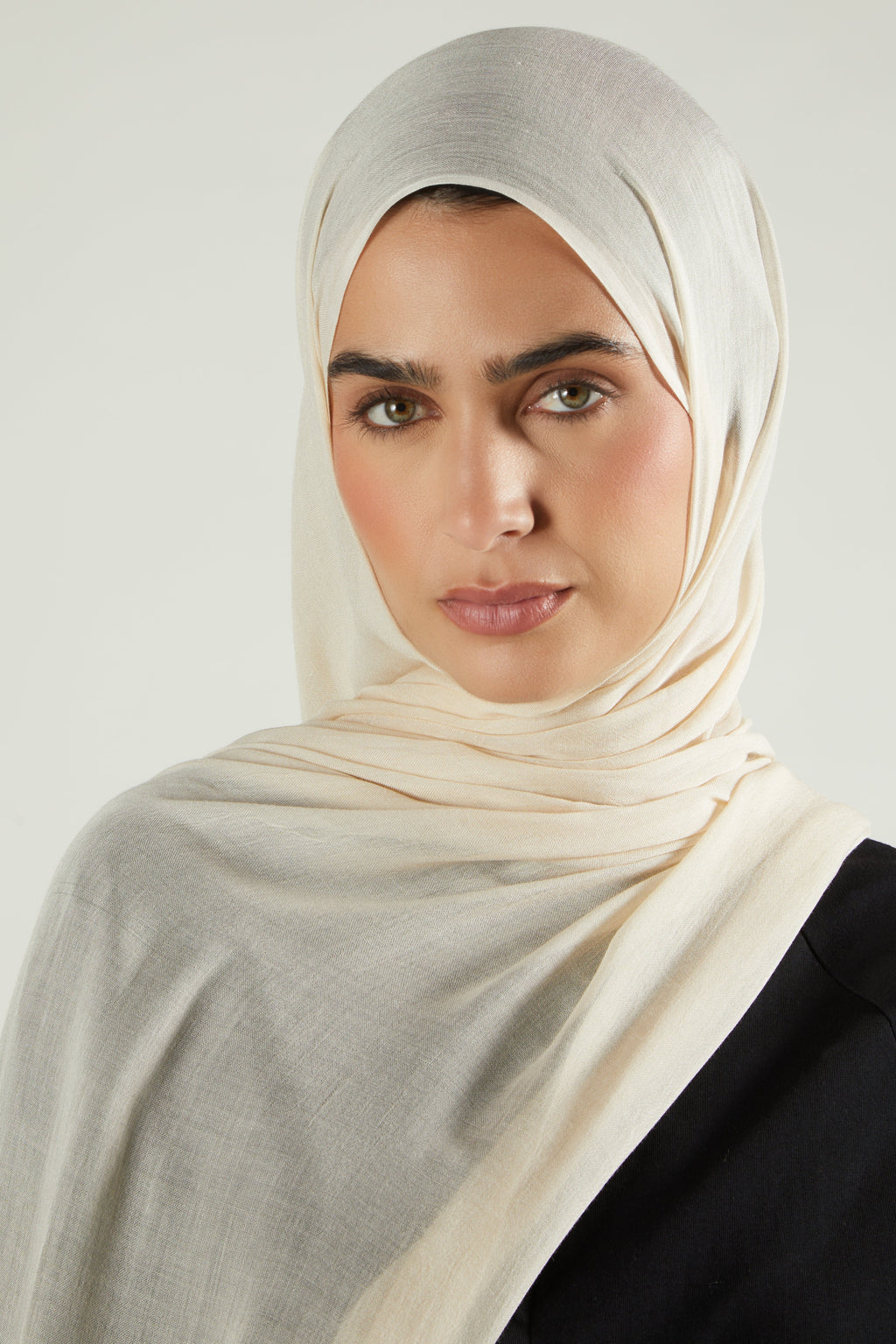 حجاب مودال فاخر من حليب اللوز