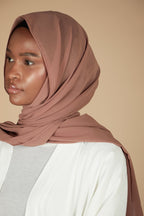 حجاب من قماش الكريب بلون بني فاتح