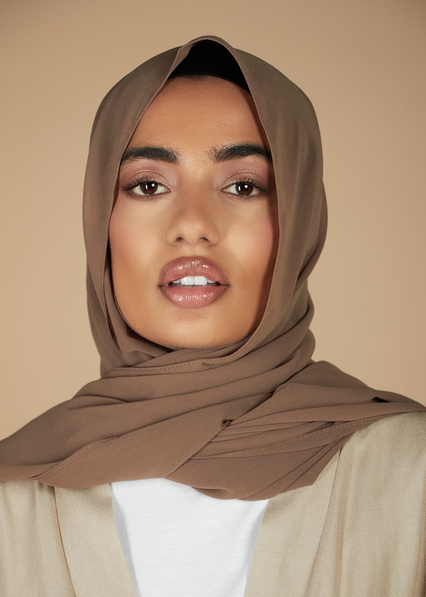 حجاب من الكريب الرمادي البيج