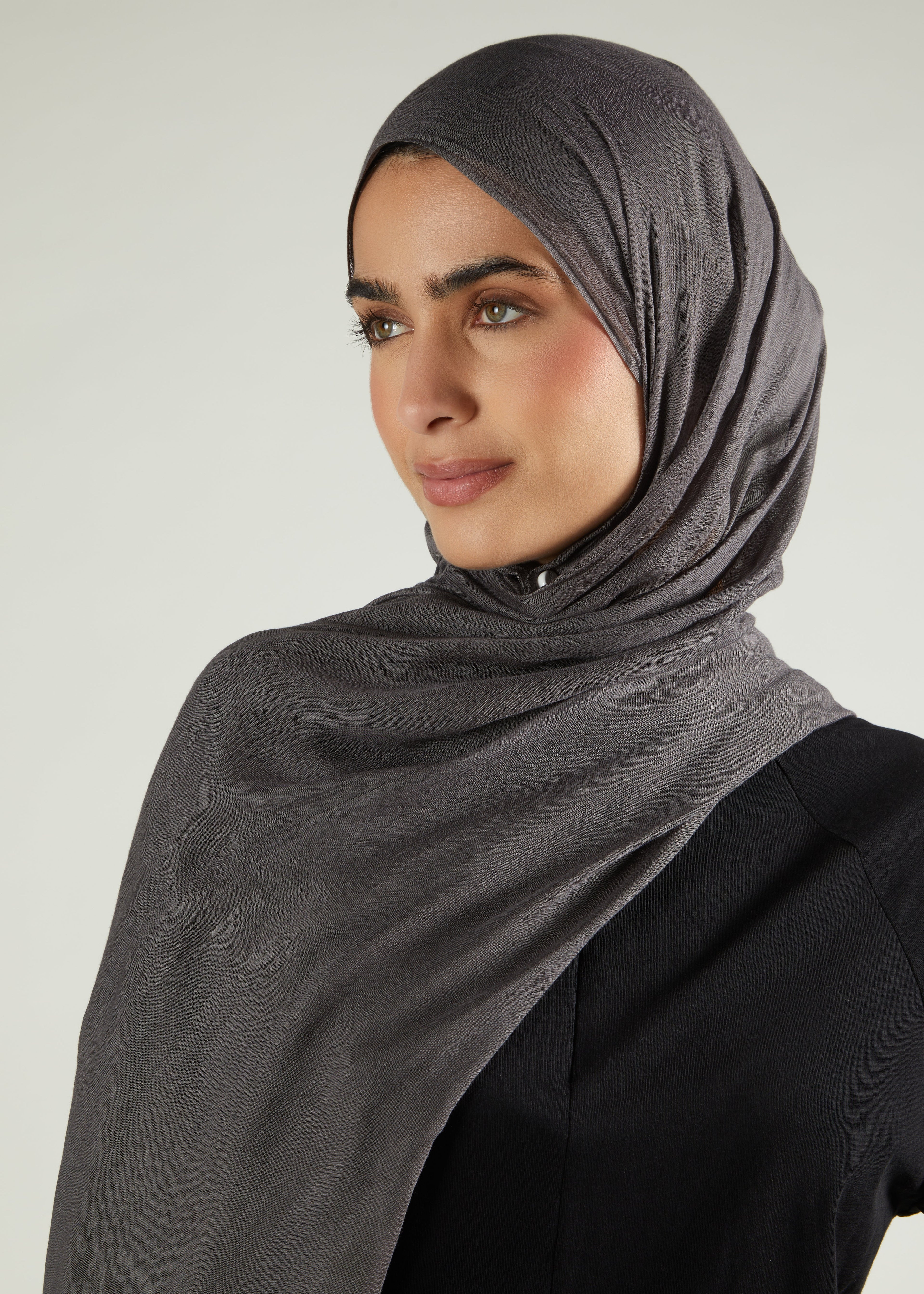 حجاب مودال فاخر بلون معدني داكن