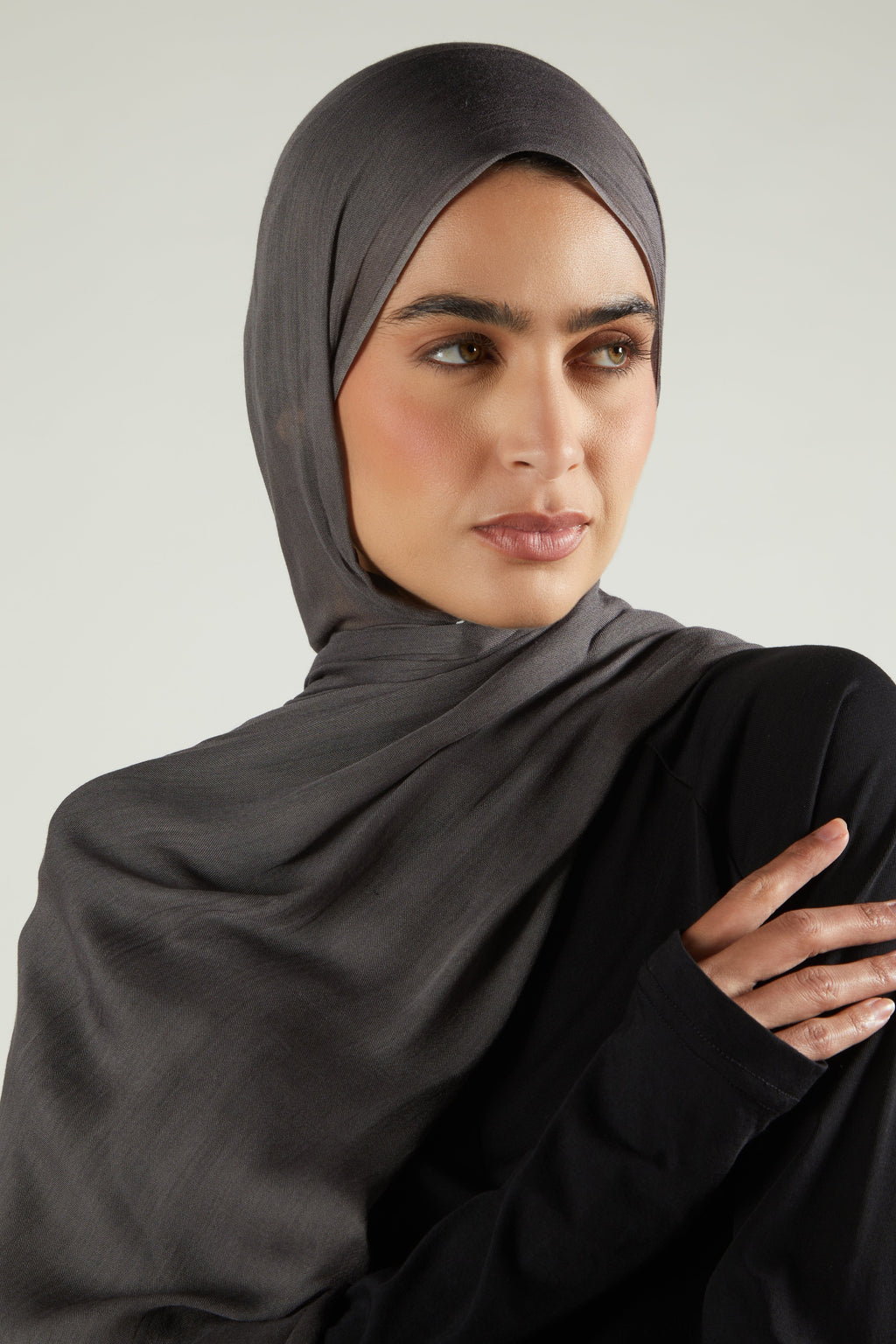 حجاب مودال فاخر بلون معدني داكن