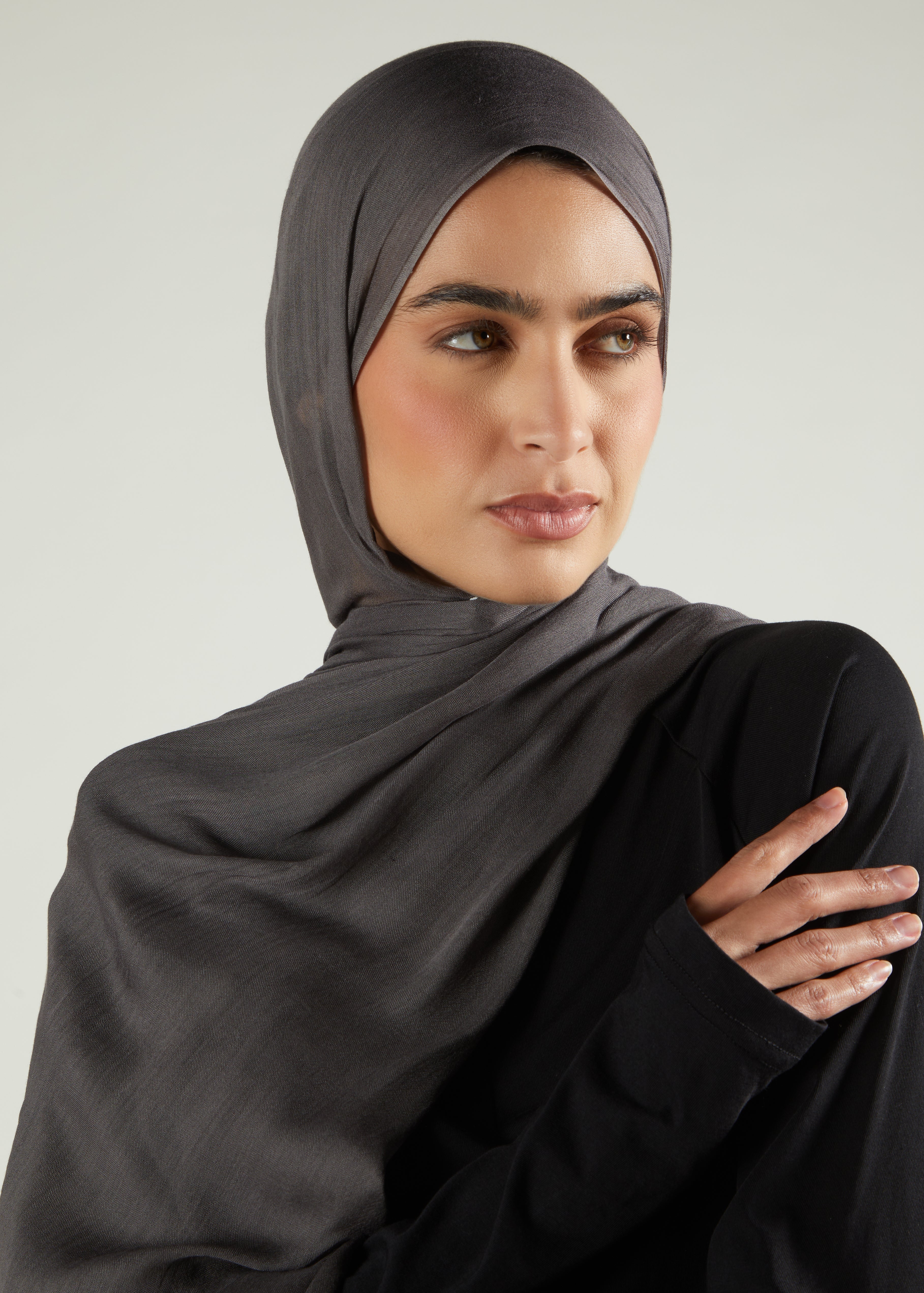 حجاب مودال فاخر بلون معدني داكن