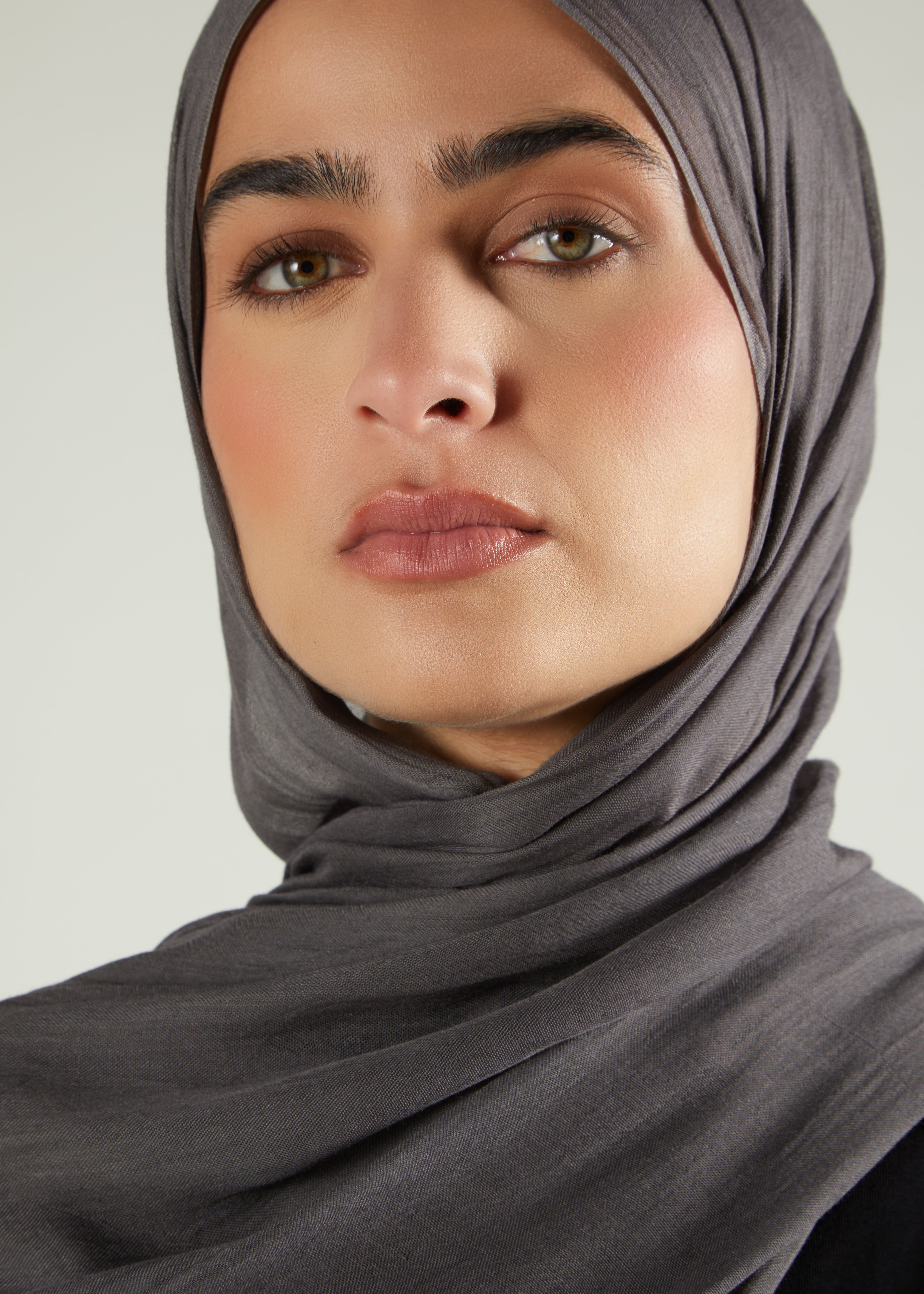 حجاب مودال فاخر بلون معدني داكن