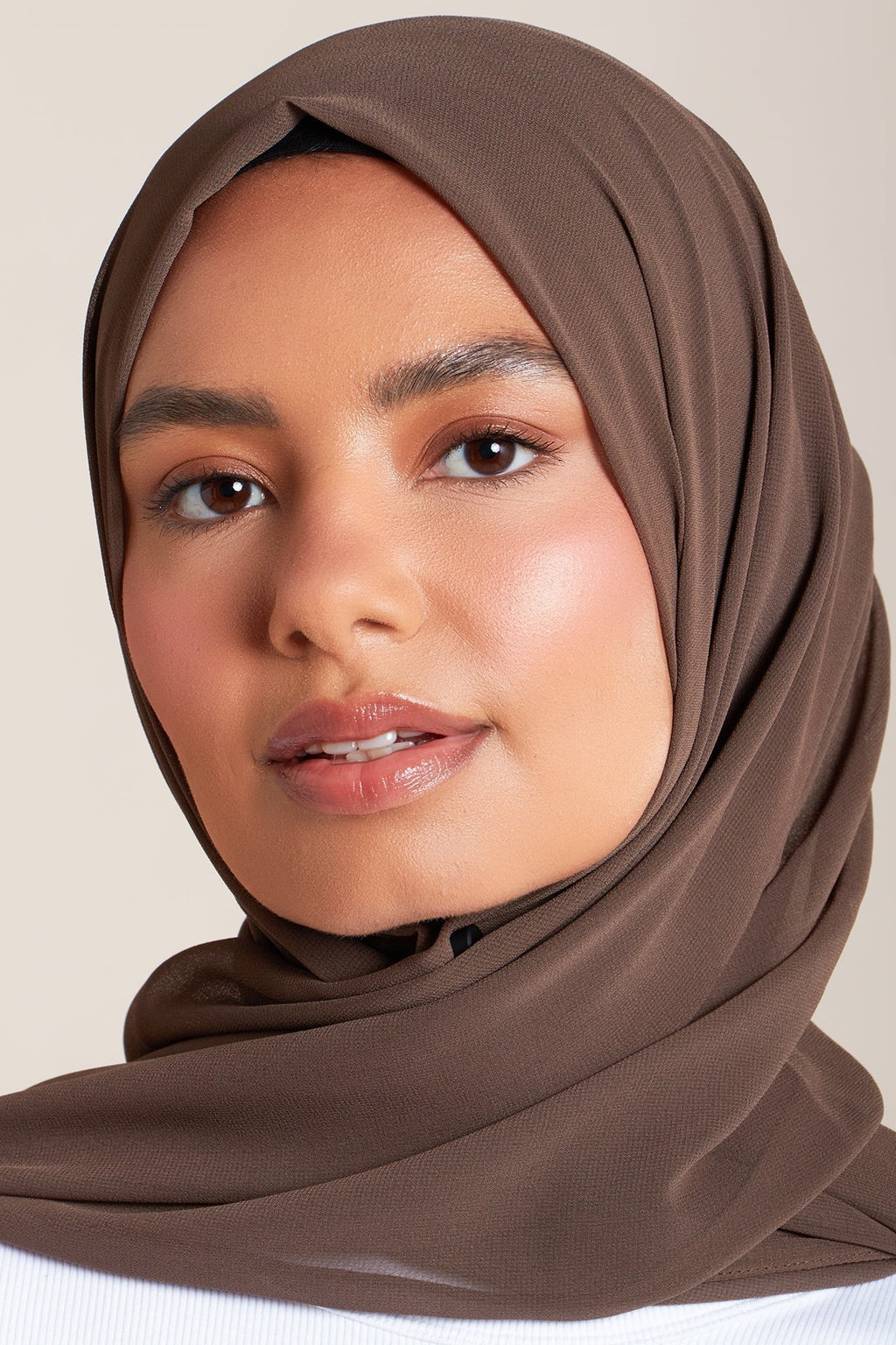 حجاب من قماش الكريب المصنوع من المعادن الأرضية