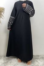 فستان ماكسي أسود بسيط بسحاب أمامي محتشم