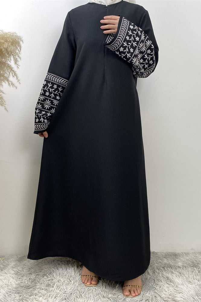 فستان ماكسي أسود بسيط بسحاب أمامي محتشم