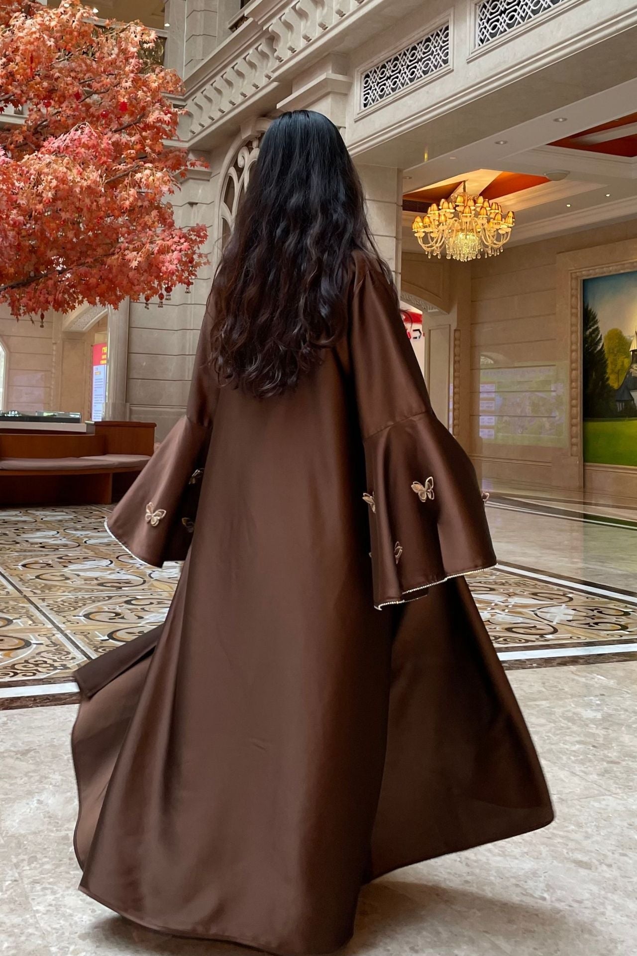 طقم عباية مطرزة بالفراشات من الساتان اللامع-بني