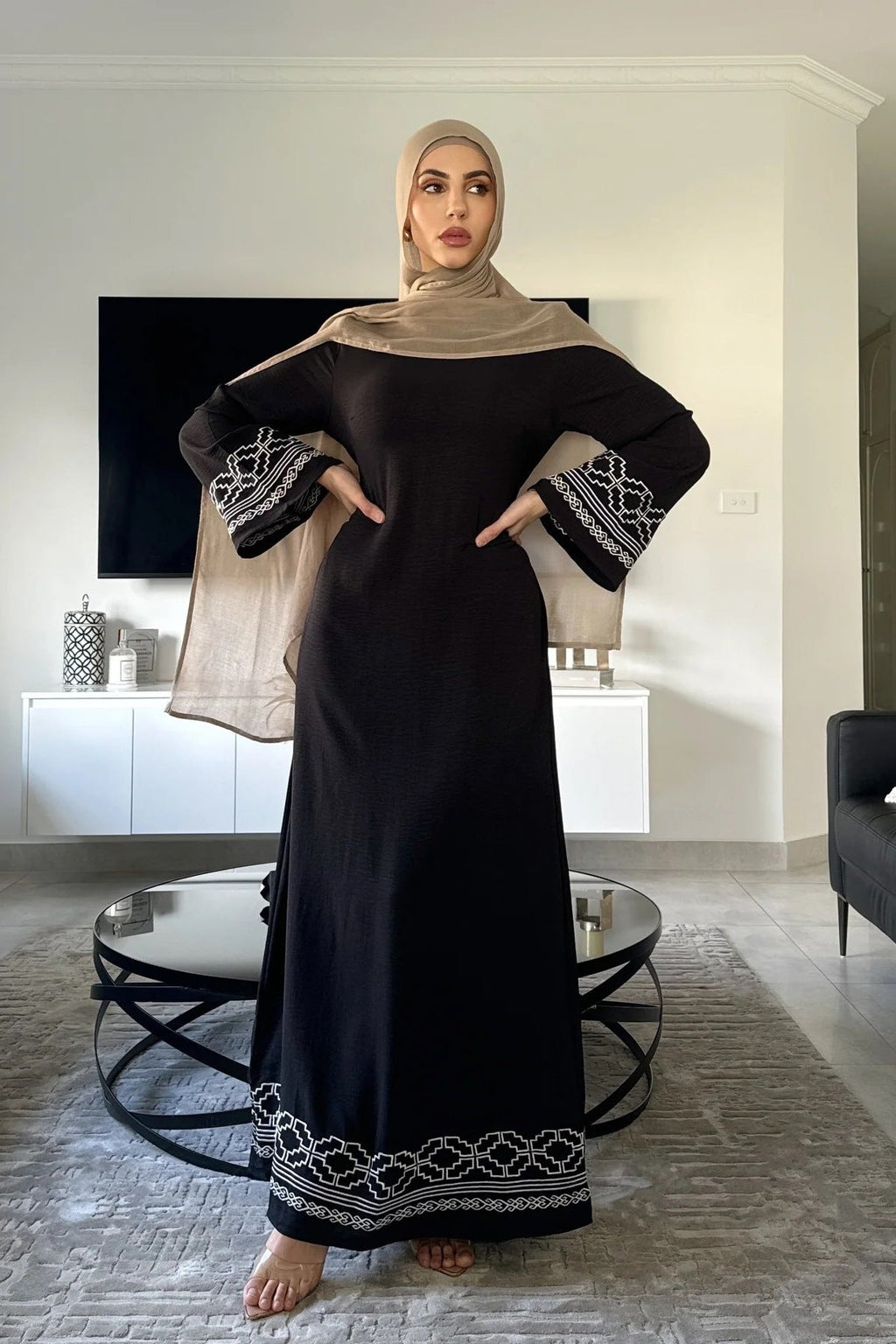عباية طويلة مطرزة بأكمام الجرس - أسود
