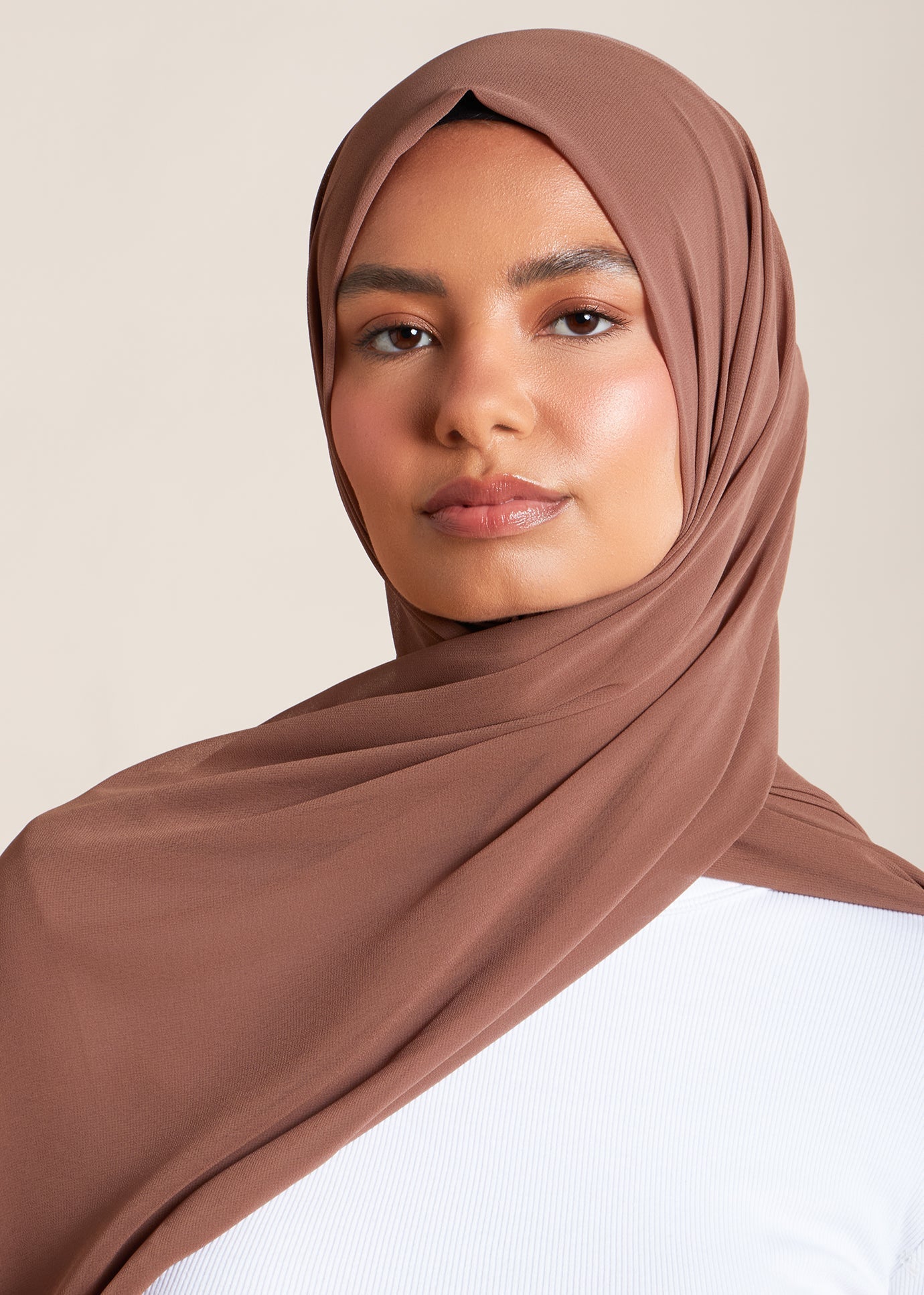 حجاب من الكريب بلون البيوتر