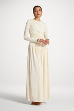 فستان ماكسي أبيض بخصر غير متماثل ومكشكش
