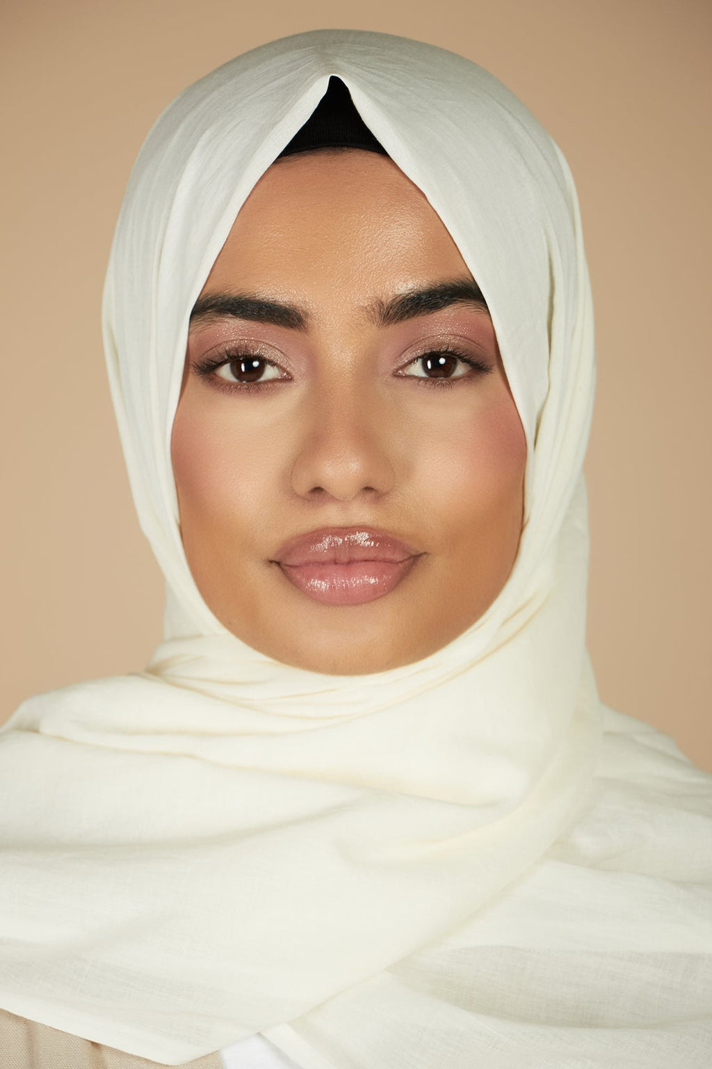 حجاب قطني عضوي أبيض كريمي